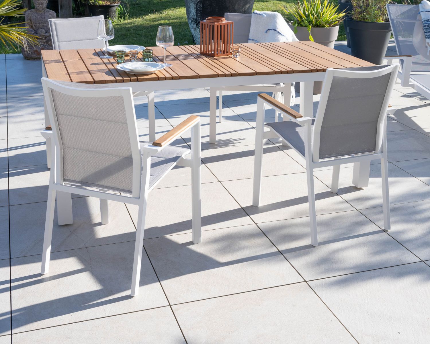 Table de repas 180 cm spécial extérieur en aluminium blanc et teck "Dolce Vita"