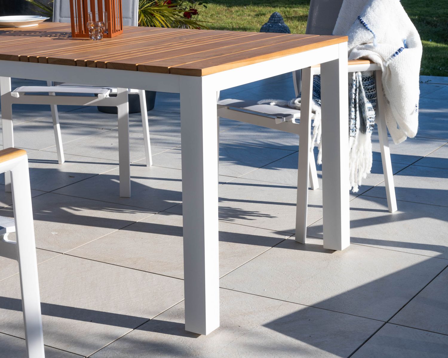 Grande table de repas spécial extérieur en aluminium blanc et teck "Dolce Vita" 220 cm
