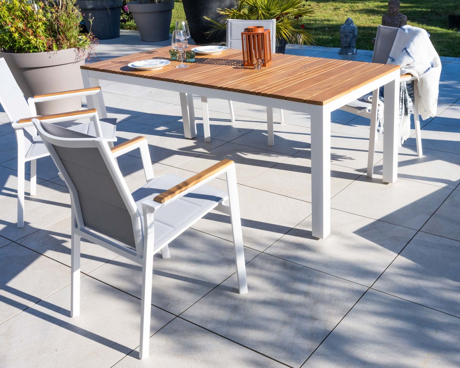 Table de repas 180 cm spécial extérieur en aluminium blanc et teck "Dolce Vita"