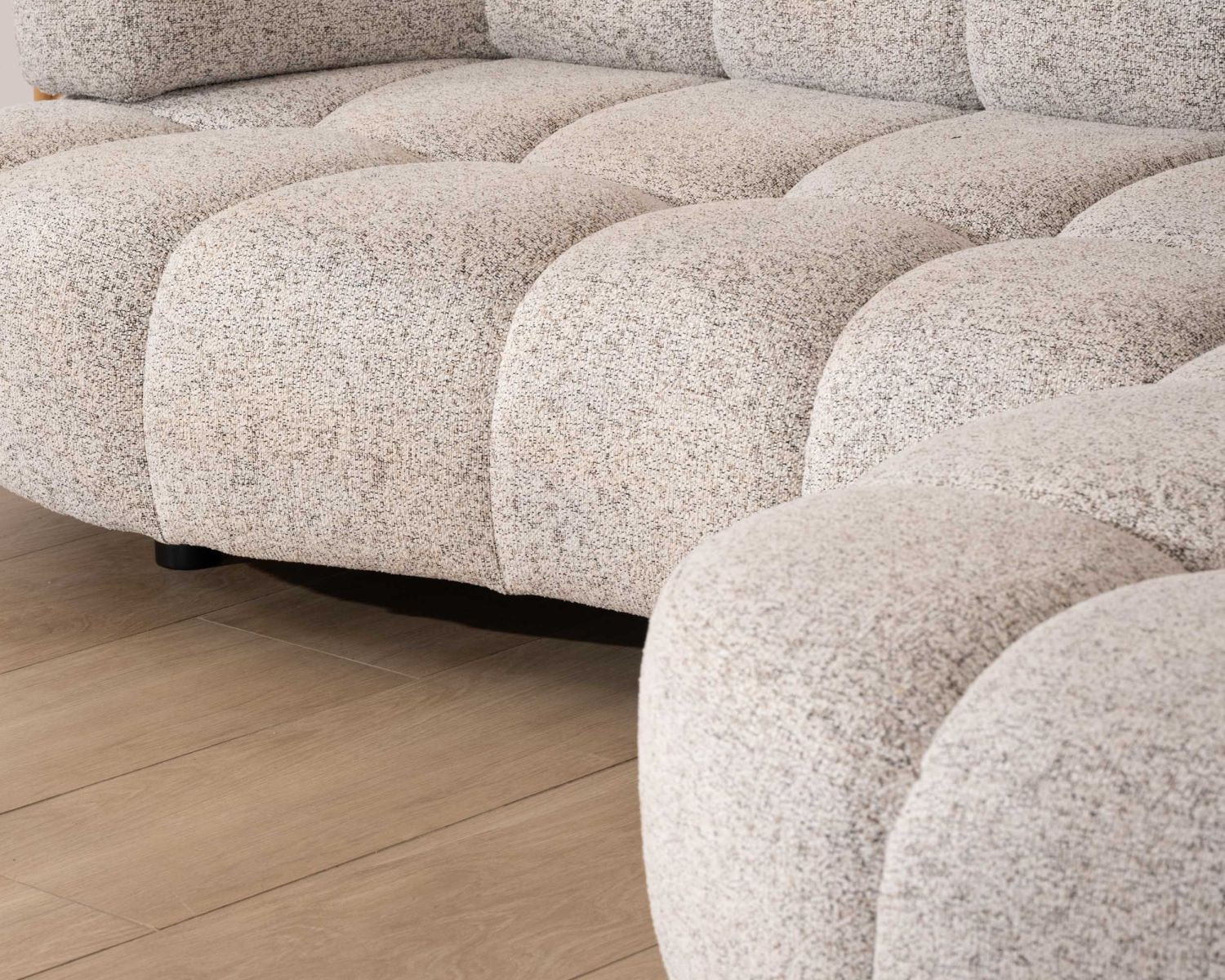 Canapé avec assise électrique et méridienne à droite "Syltan" tissu blanc cassé tramé