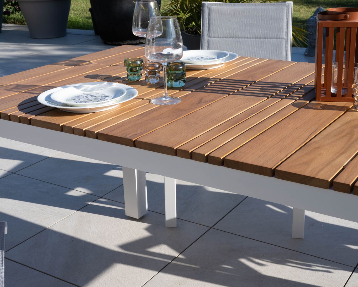 Table de repas 180 cm spécial extérieur en aluminium blanc et teck "Dolce Vita"