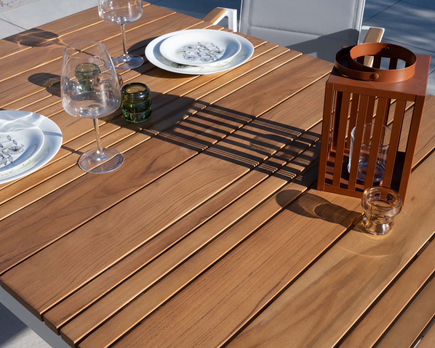 Table de repas 180 cm spécial extérieur en aluminium blanc et teck "Dolce Vita"