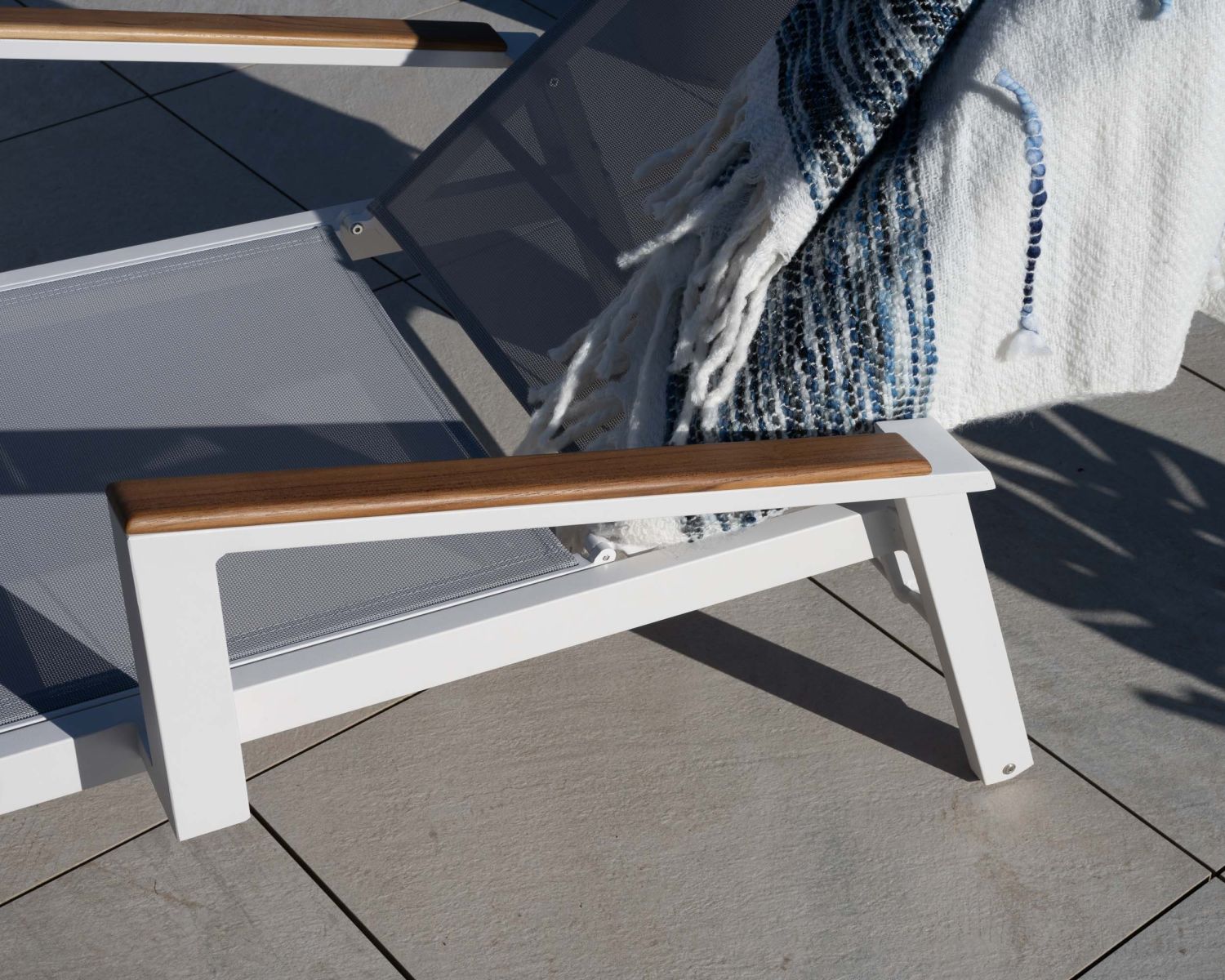 Chaise longue grise avec accoudoirs teck "Dolce Vita" en aluminium blanc