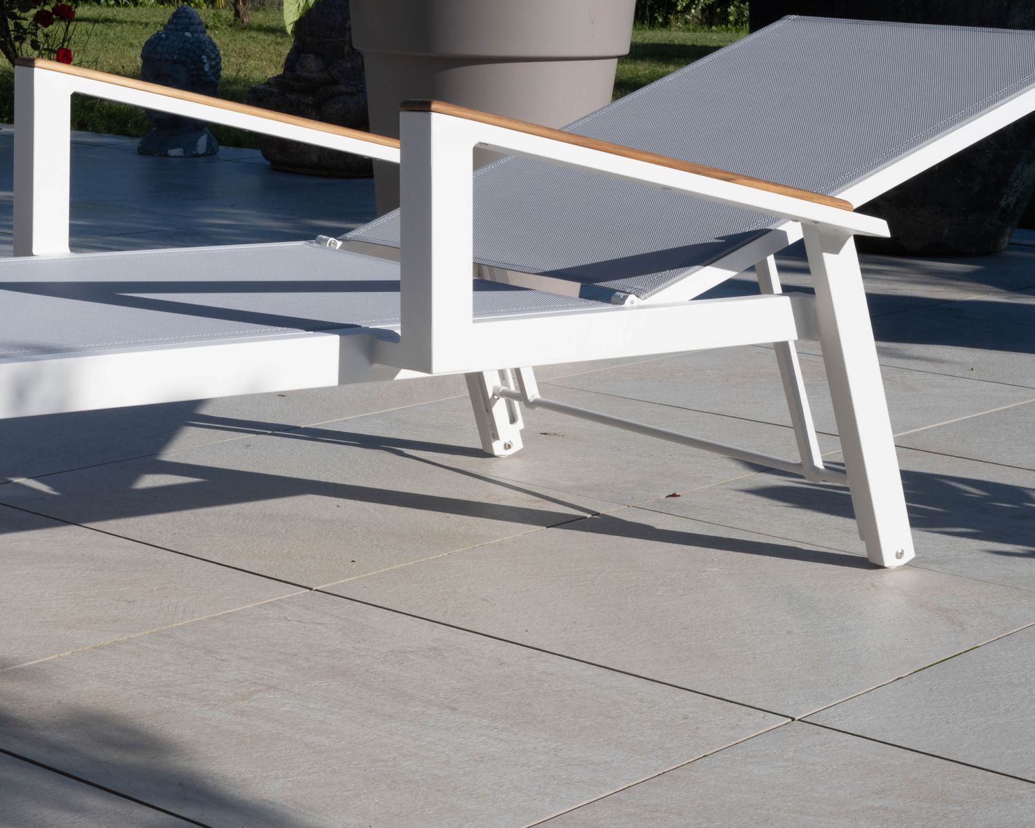 Chaise longue grise avec accoudoirs teck "Dolce Vita" en aluminium blanc