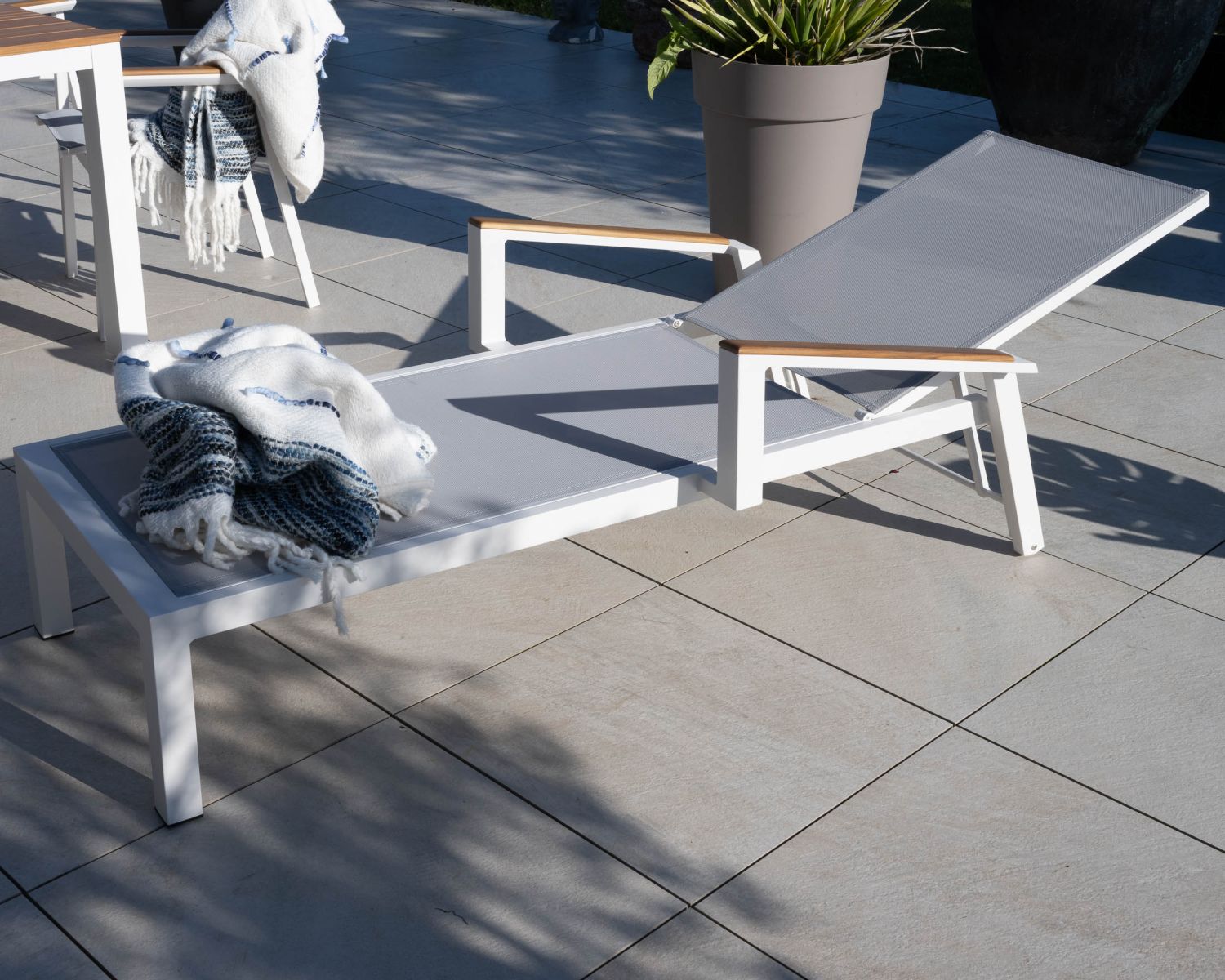 Chaise longue grise avec accoudoirs teck "Dolce Vita" en aluminium blanc