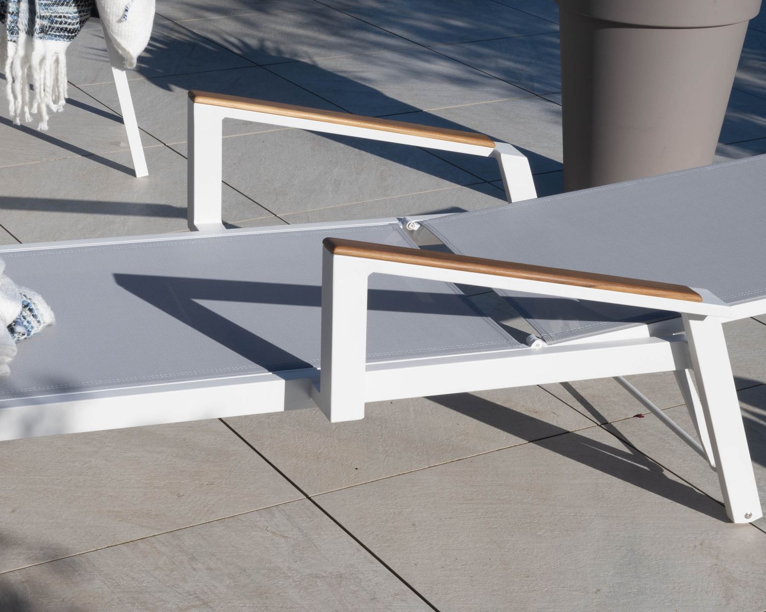 Chaise longue grise avec accoudoirs teck "Dolce Vita" en aluminium blanc