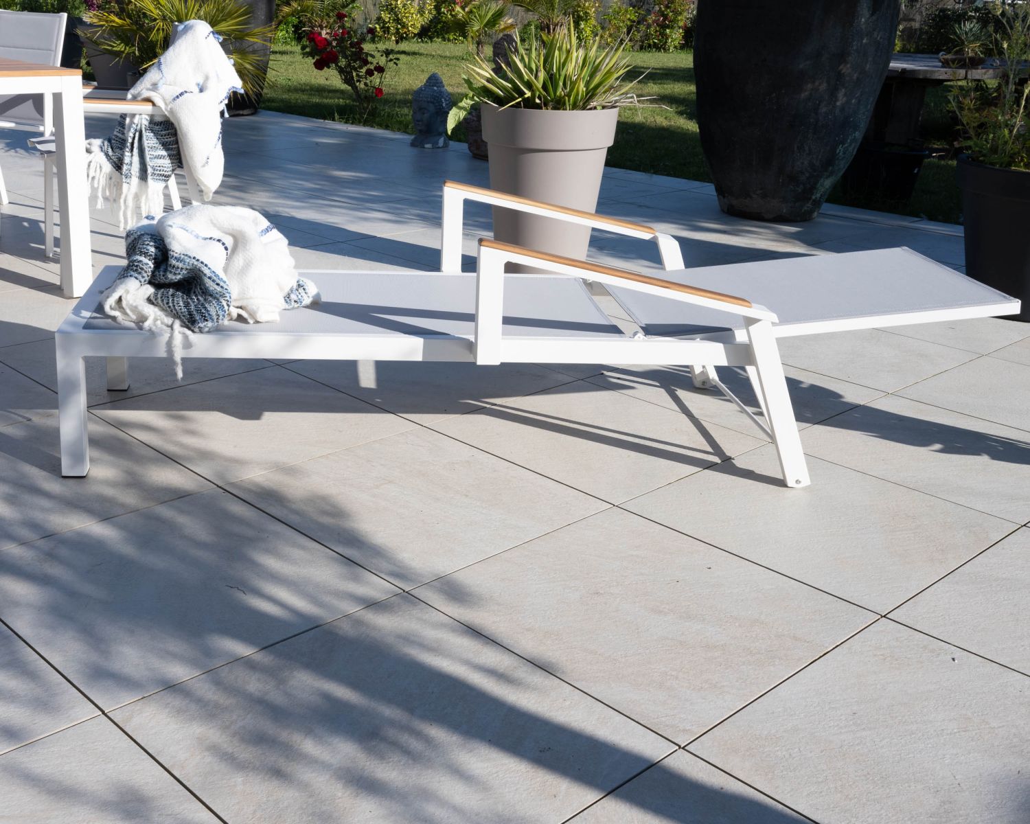 Chaise longue grise avec accoudoirs teck "Dolce Vita" en aluminium blanc