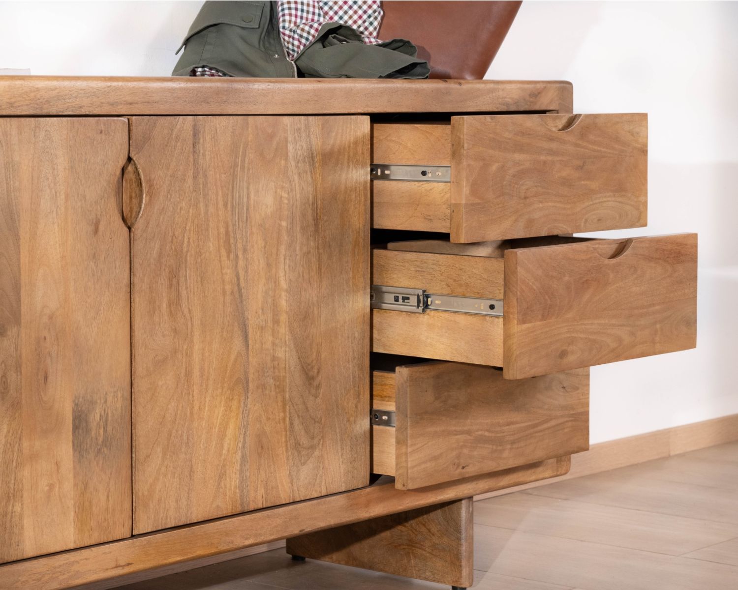 Buffet rétro en manguier massif avec tiroirs finition naturelle "Odely" 150 cm