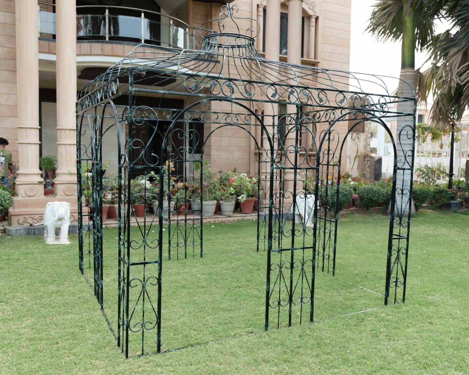 Gloriette carrée 3 x 3 m en acier aspect vieilli "Rosy"