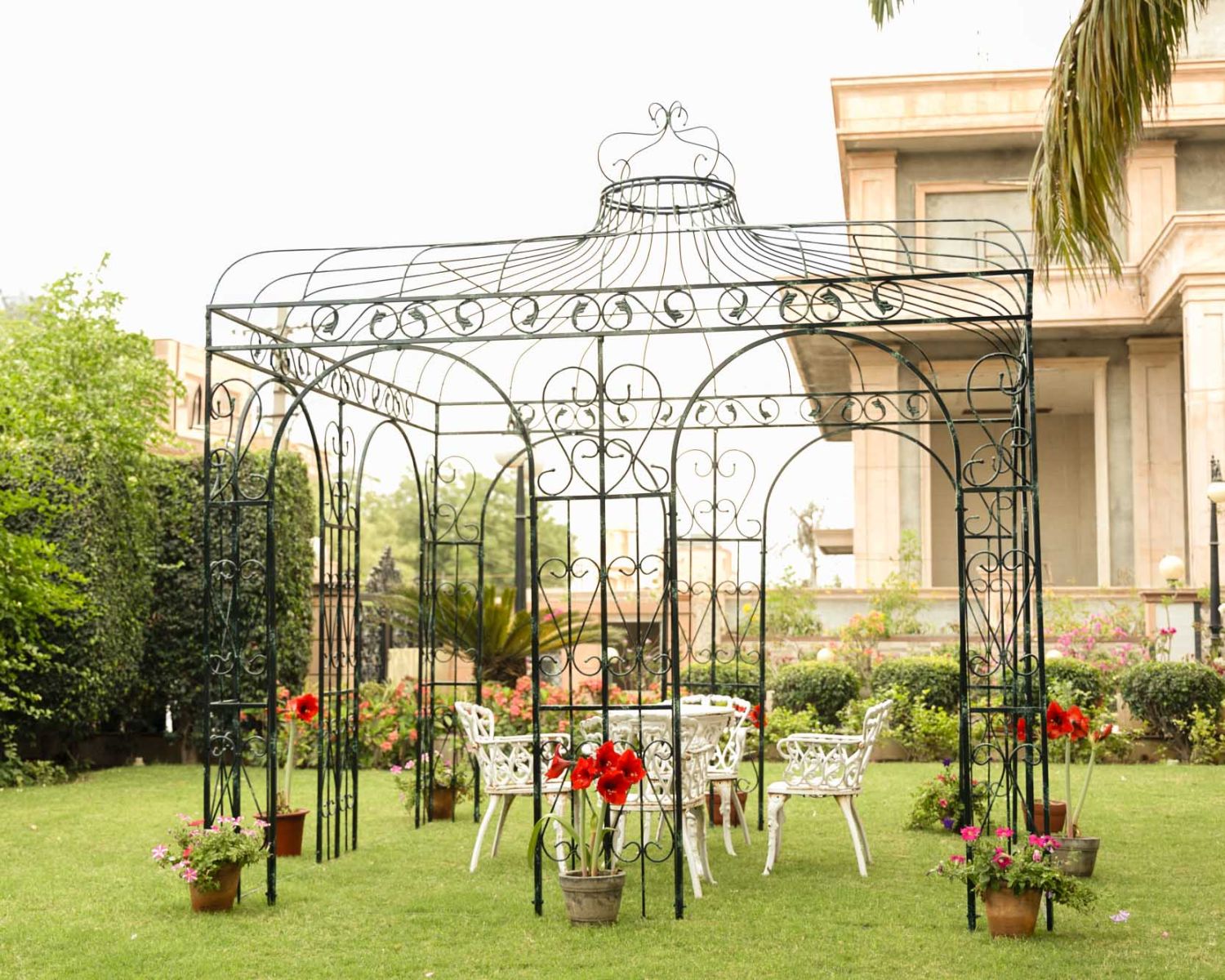 Gloriette carrée 3 x 3 m en acier aspect vieilli "Rosy"