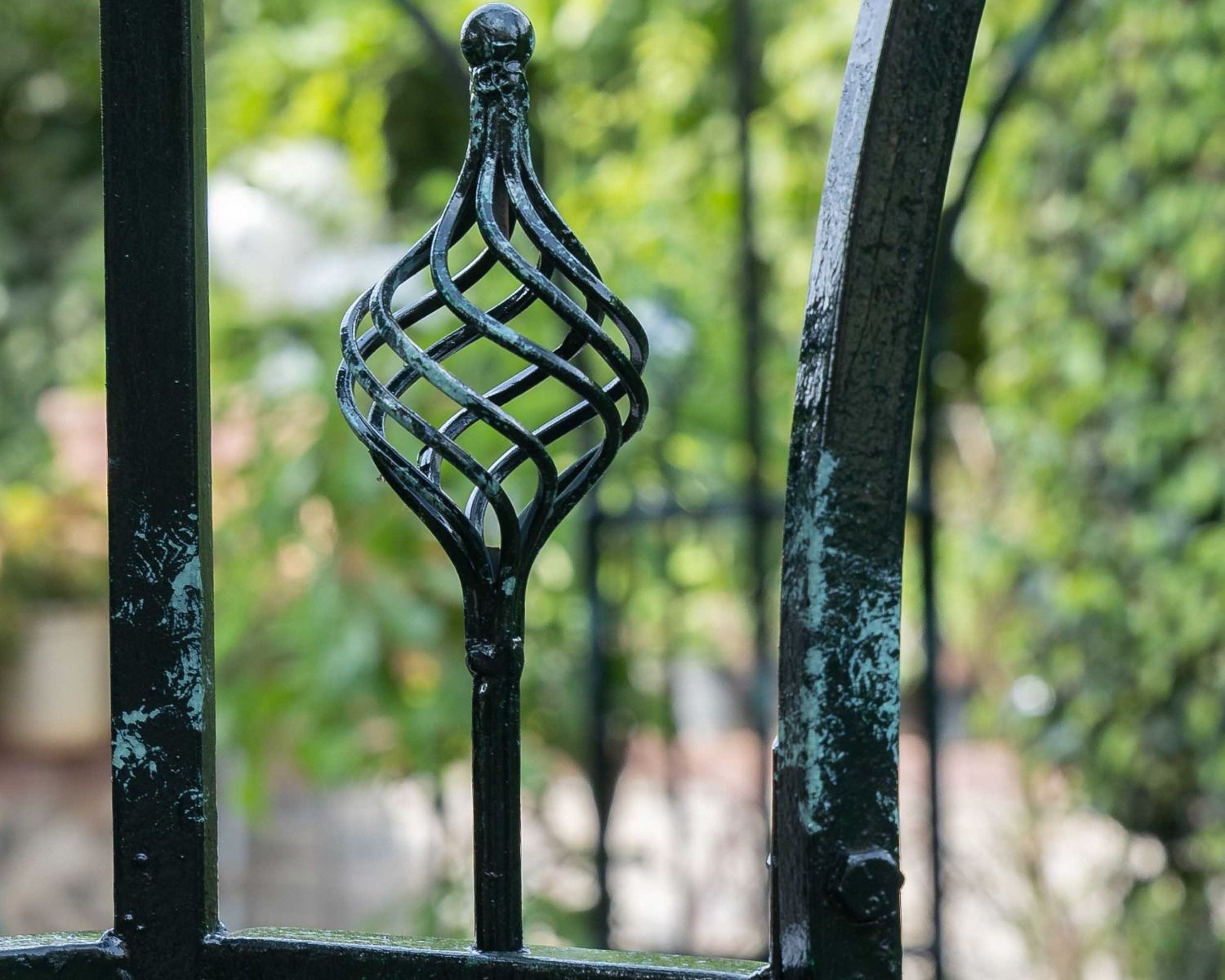 Grande gloriette de jardin aspect vieilli "Rosy" diamètre 3m35