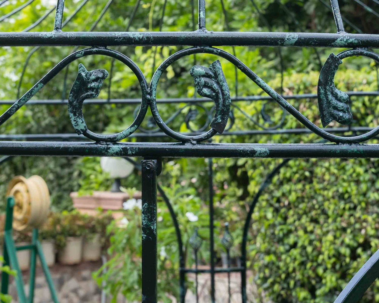 Grande gloriette de jardin aspect vieilli "Rosy" diamètre 3m35