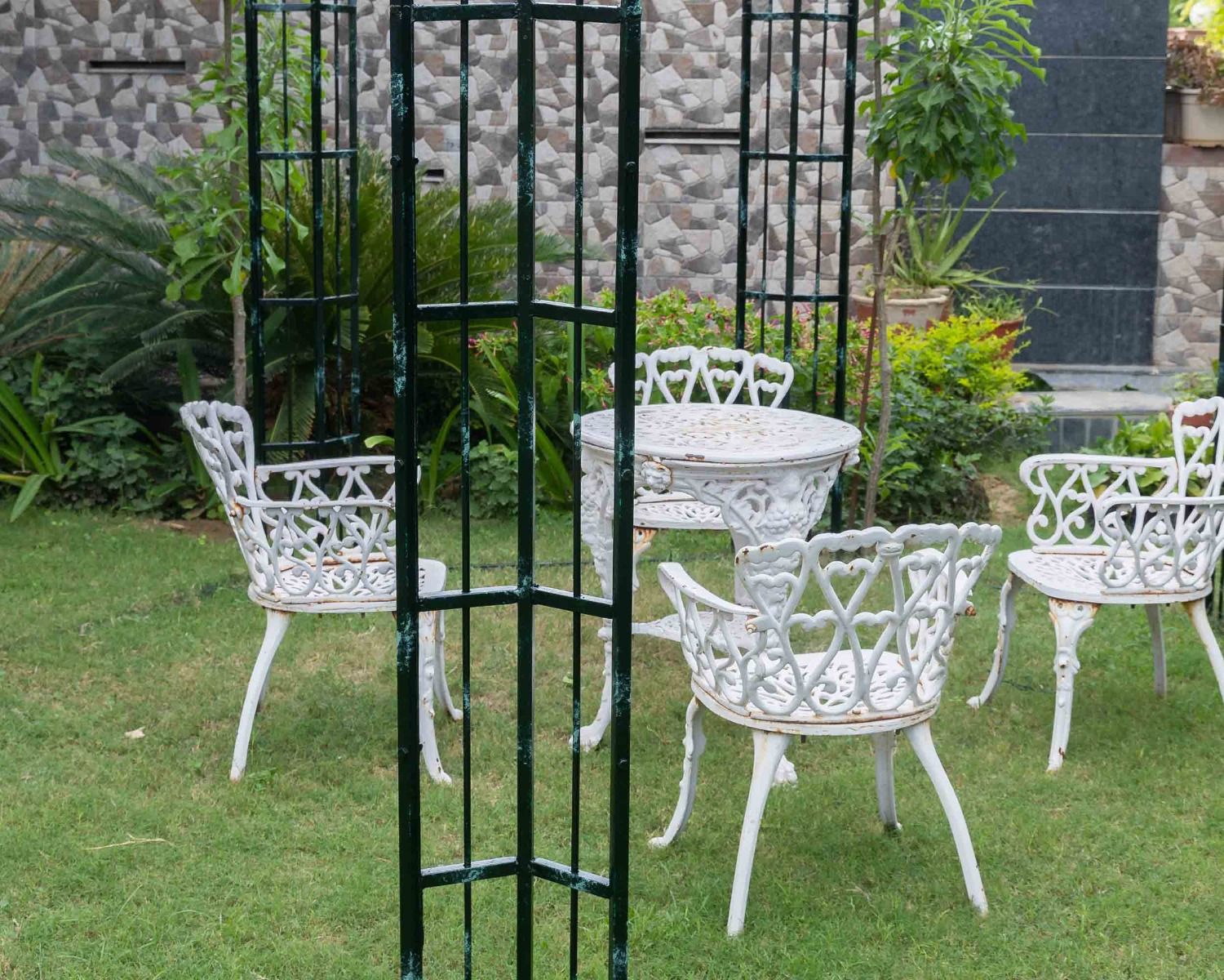 Gloriette en acier noir avec aspect vieilli "Rosy" diamètre 2m60