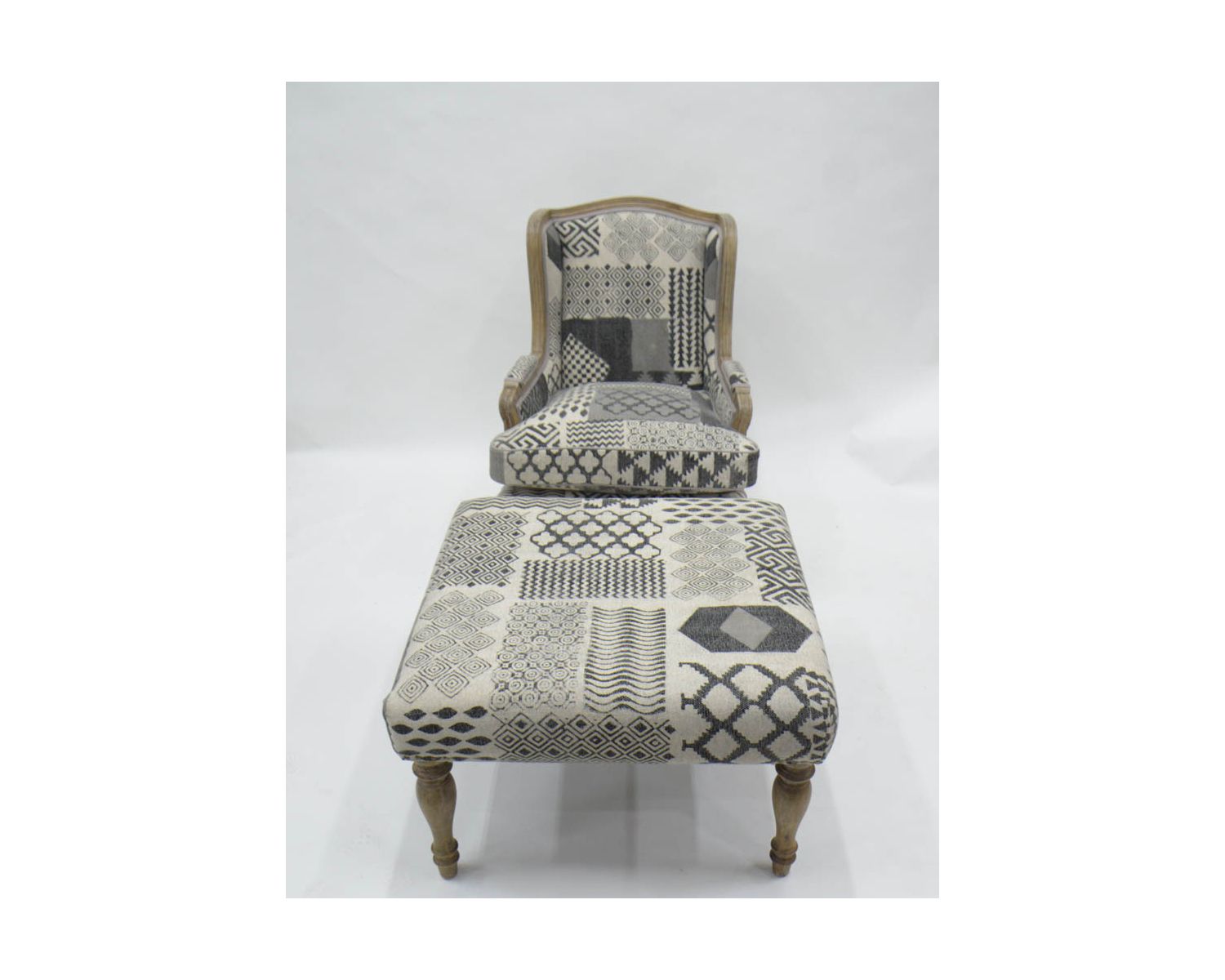 Repose-pieds gris motif patchwork et pieds en bois naturel "Sofia"