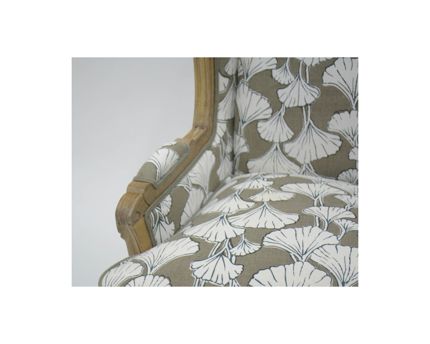 Fauteuil bergère imprimé ginko taupe et crème "Sofia" ultra confort