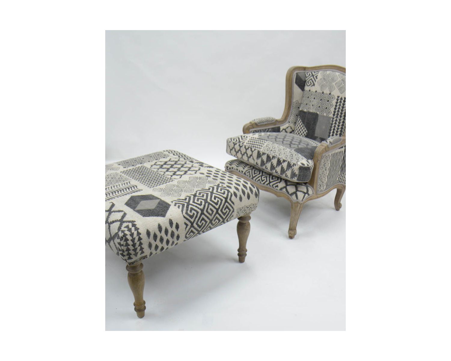 Repose-pieds gris motif patchwork et pieds en bois naturel "Sofia"