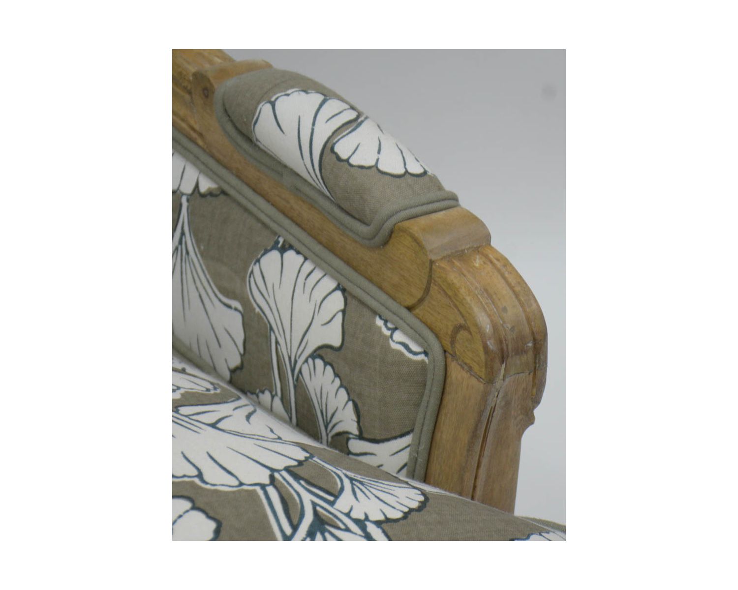 Fauteuil bergère imprimé ginko taupe et crème "Sofia" ultra confort