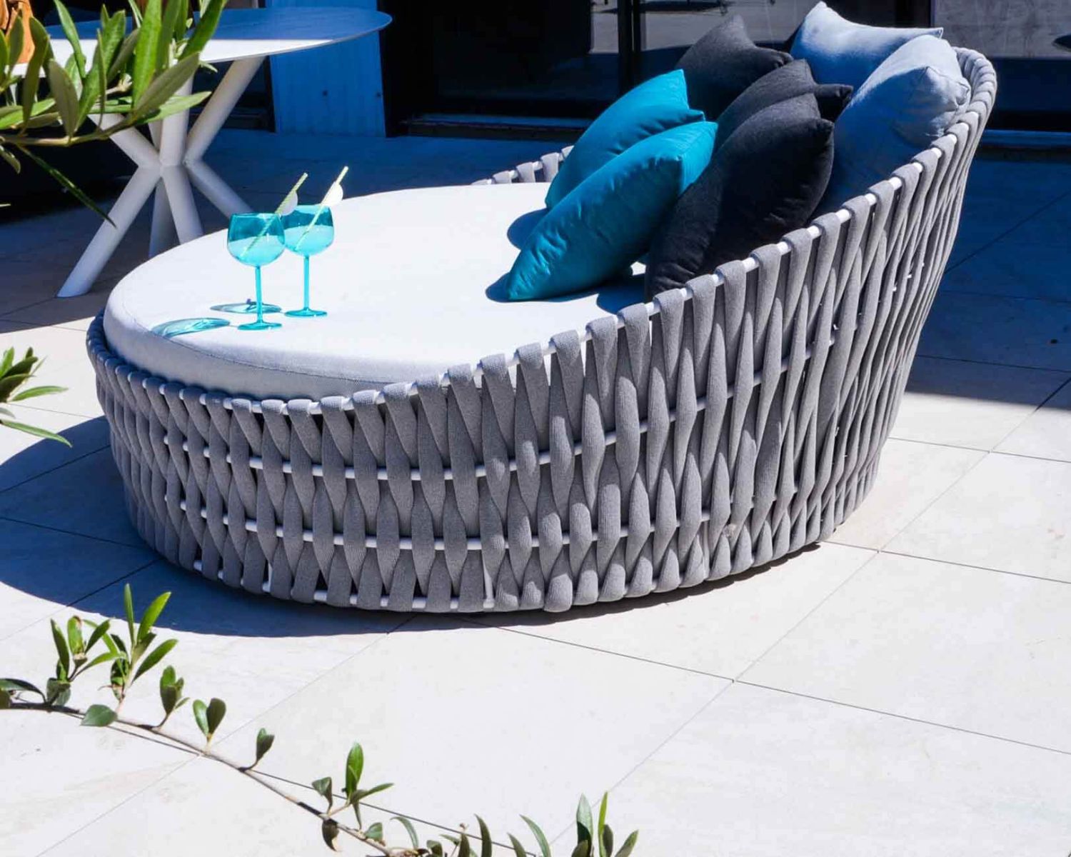 Bain de soleil rond haut de gamme gris avec coussins assortis "Chinon" 