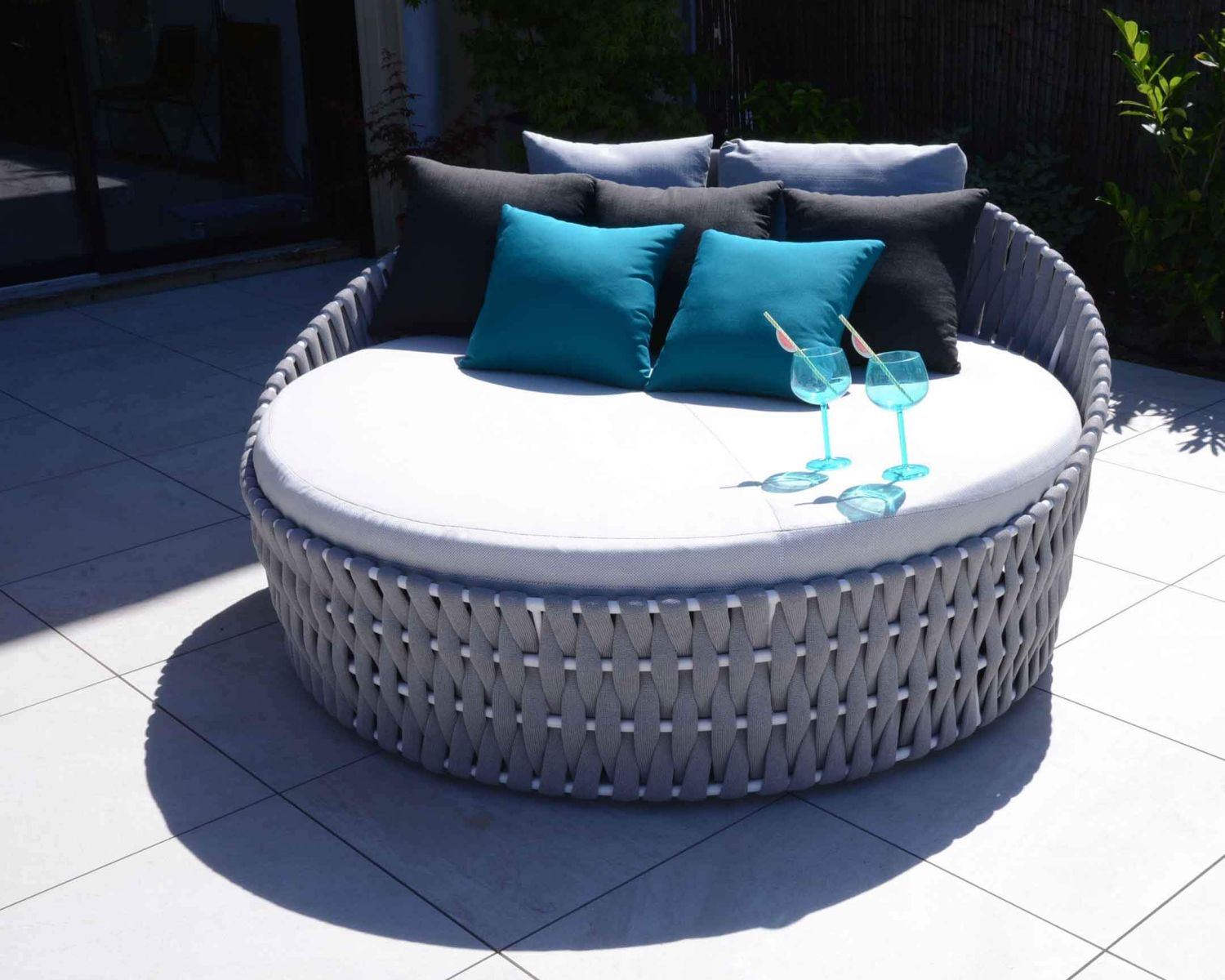 Bain de soleil rond haut de gamme gris avec coussins assortis "Chinon" 