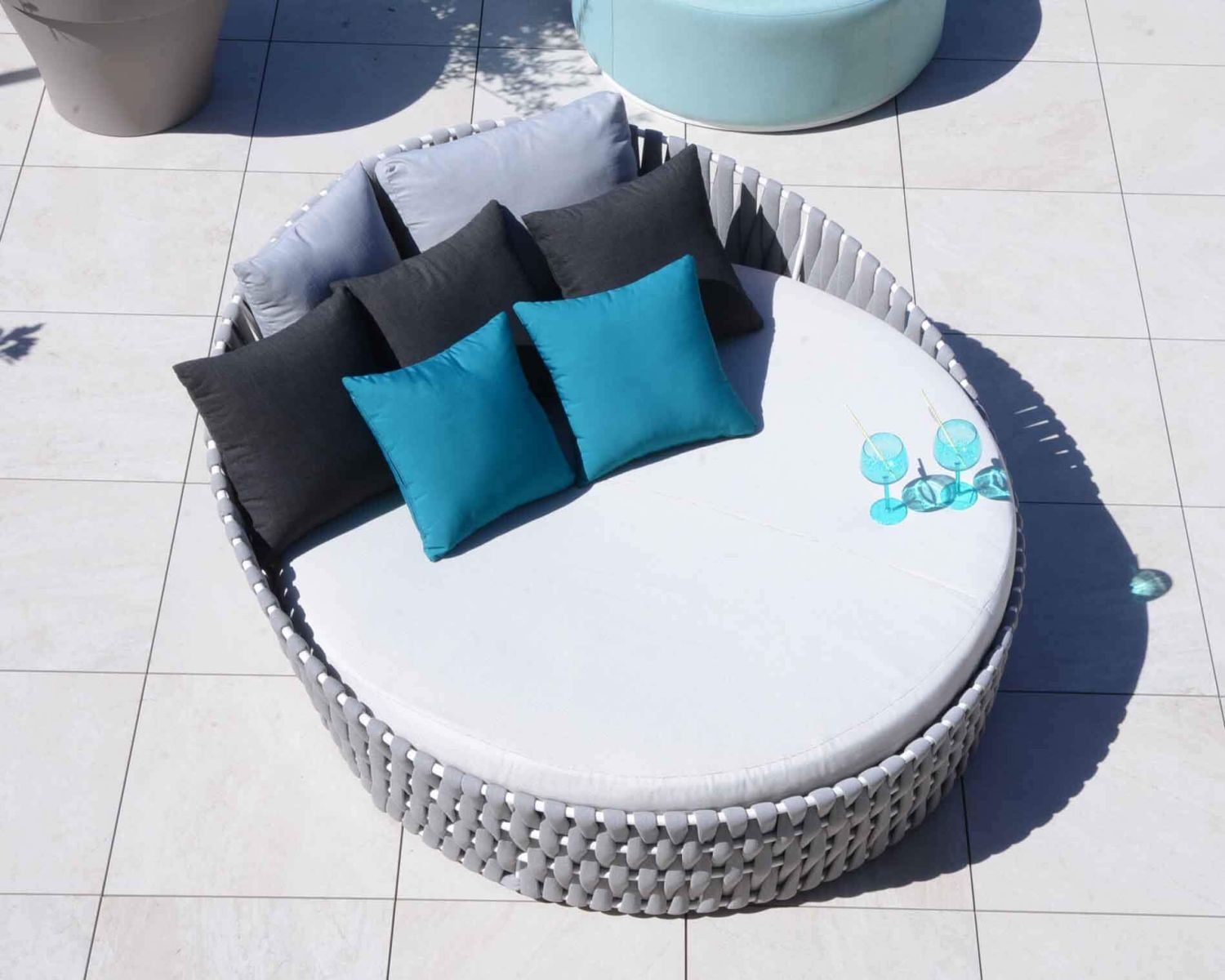 Bain de soleil rond haut de gamme gris avec coussins assortis "Chinon" 