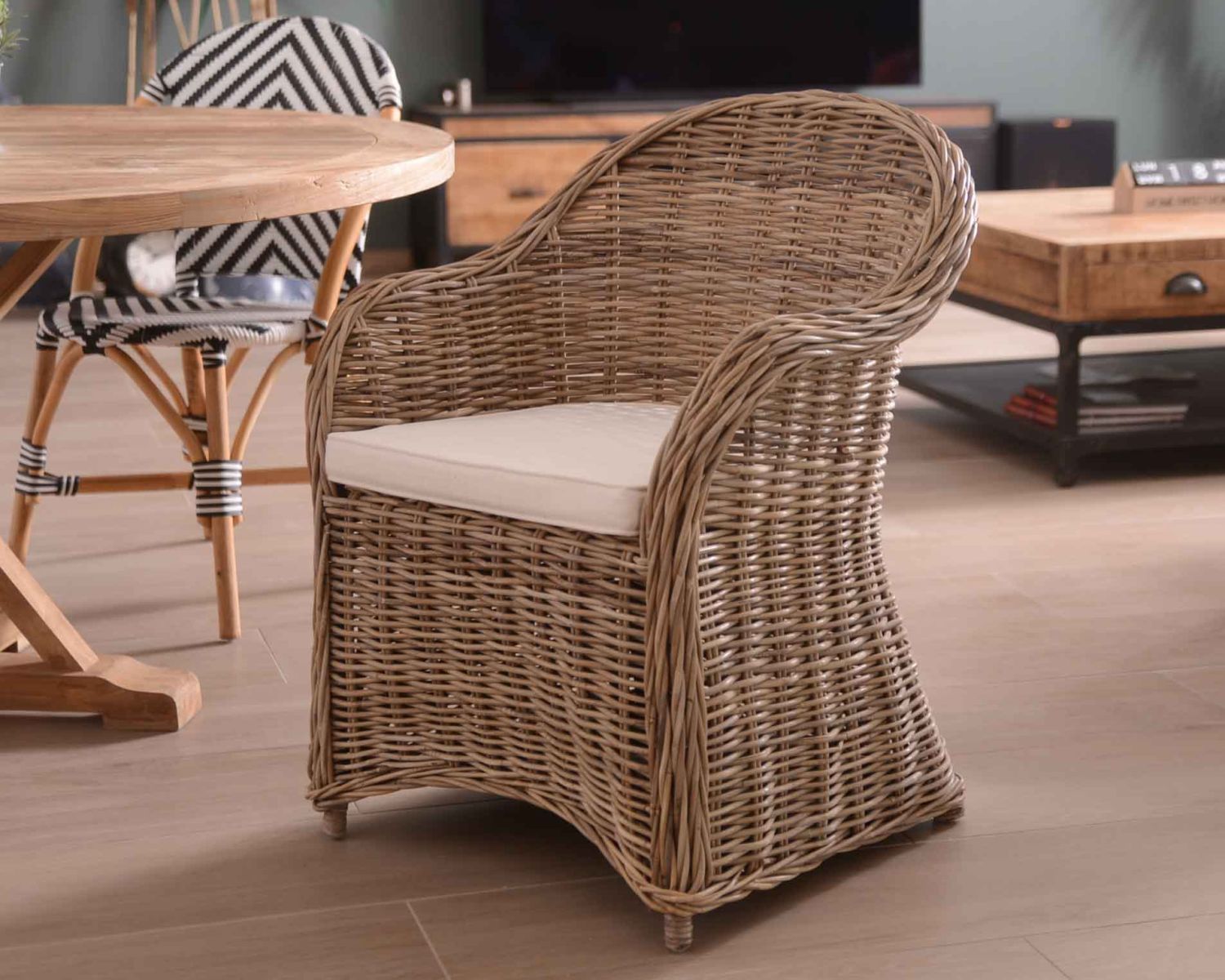 Fauteuil de jardin en rotin kubu grisé, assise en tissu "Balangan Beach"