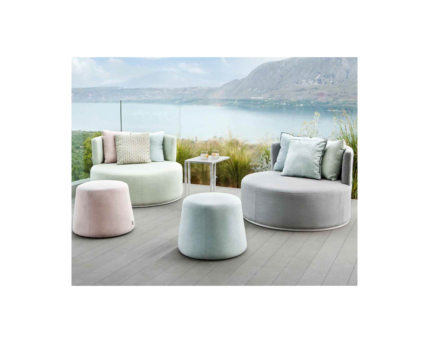 Fauteuil de jardin rond style pop tissu Sunbrella "Balangan Beach"