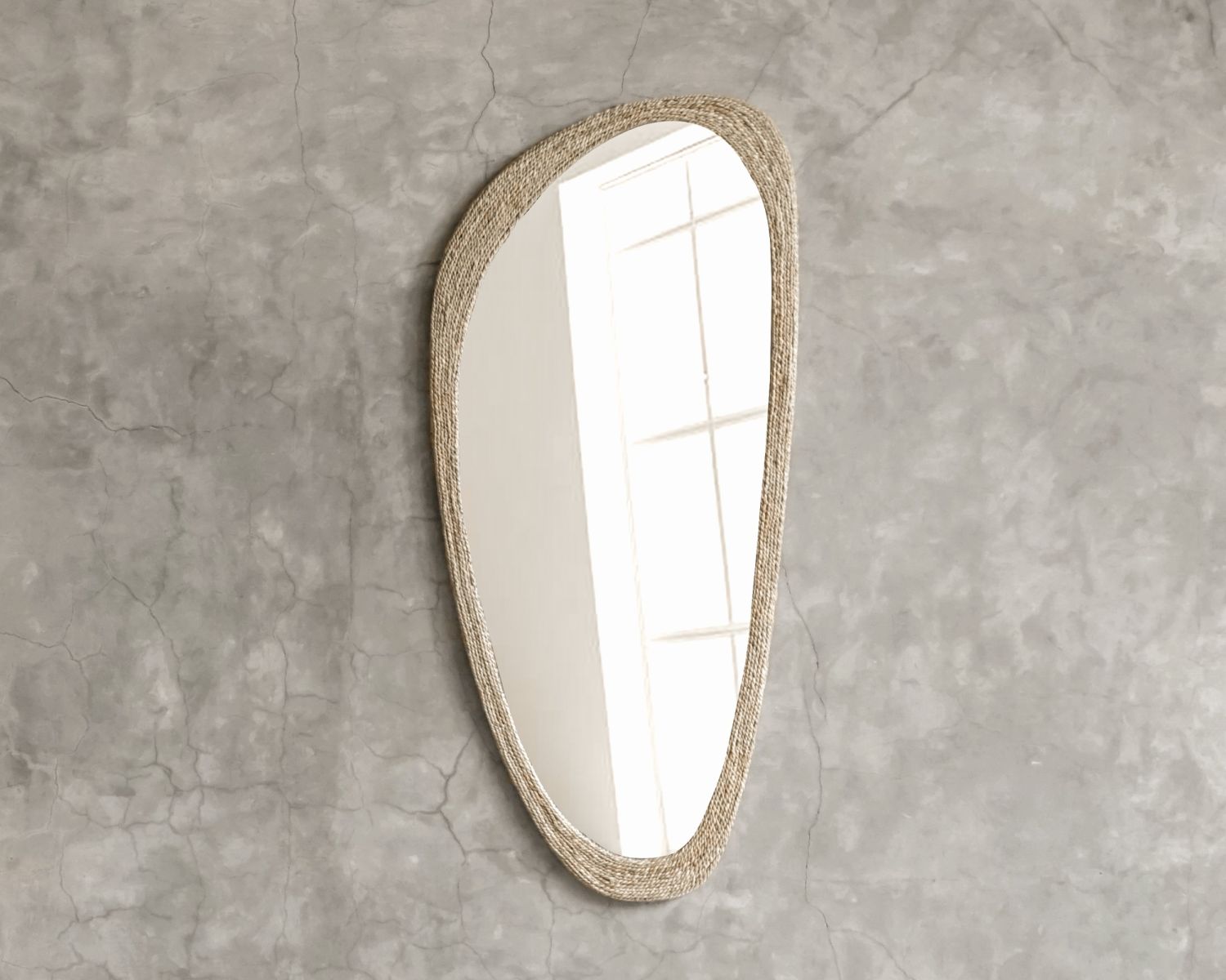 Miroir forme organique avec cadre en cordelette "Solira" hauteur 130 cm