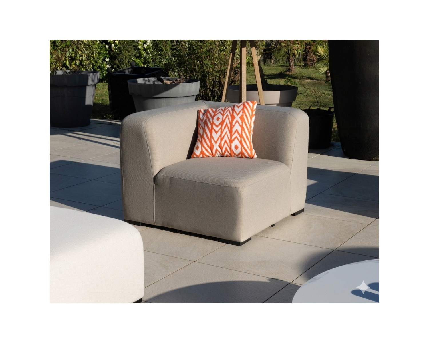 Module d'angle en tissu beige pour canapé d'extérieur modulaire design organique "Miroly Bay"