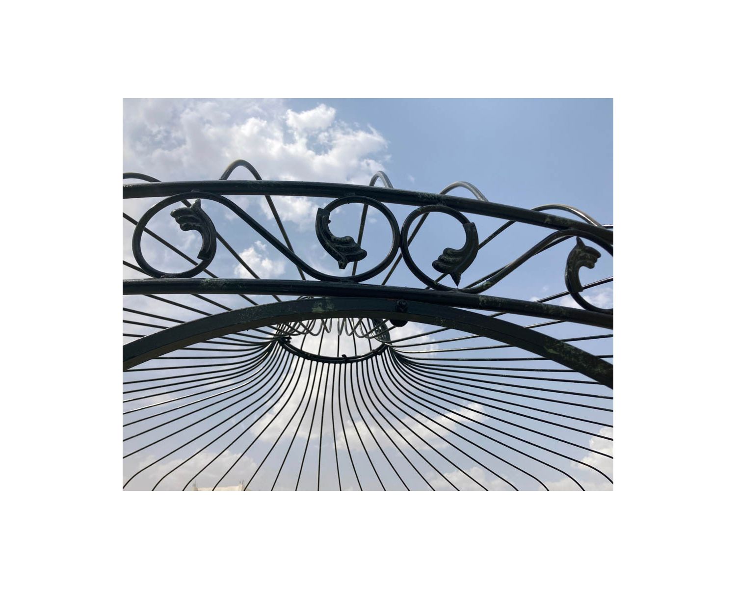 Grande gloriette de jardin aspect vieilli "Rosy" diamètre 3m35