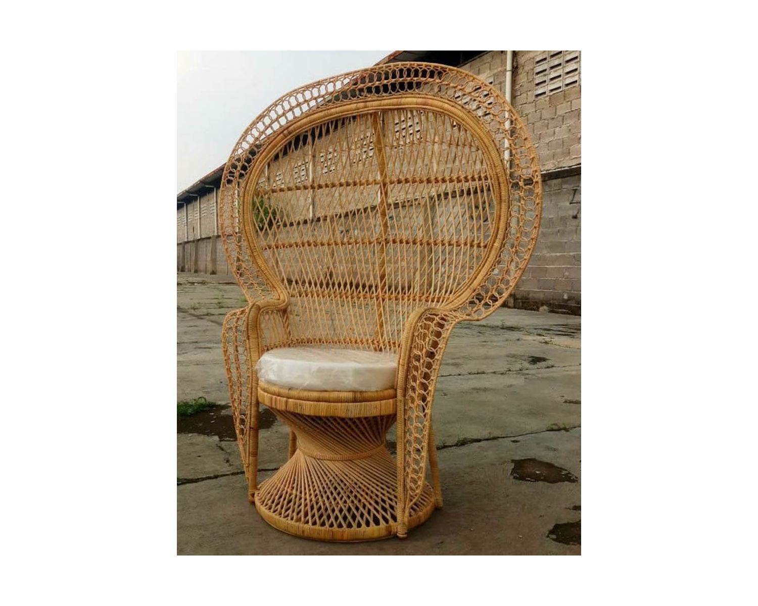 Grand fauteuil en rotin tressé style Pomare collection "Taipa Beach"