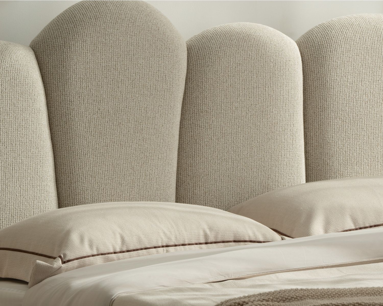 Cadre de lit 160 cm matelassé en tissu doux blanc tramé "Sweet Culture" formes organiques