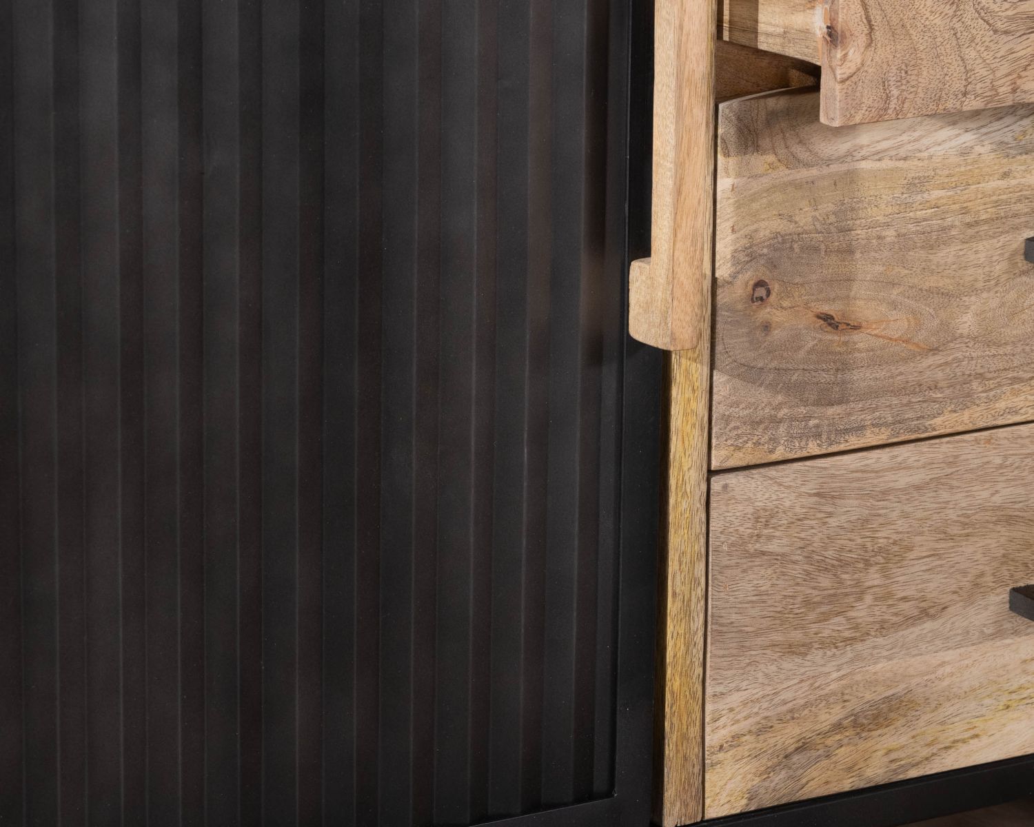 Bahut design 160 cm en manguier et métal cannelé "Kazag"