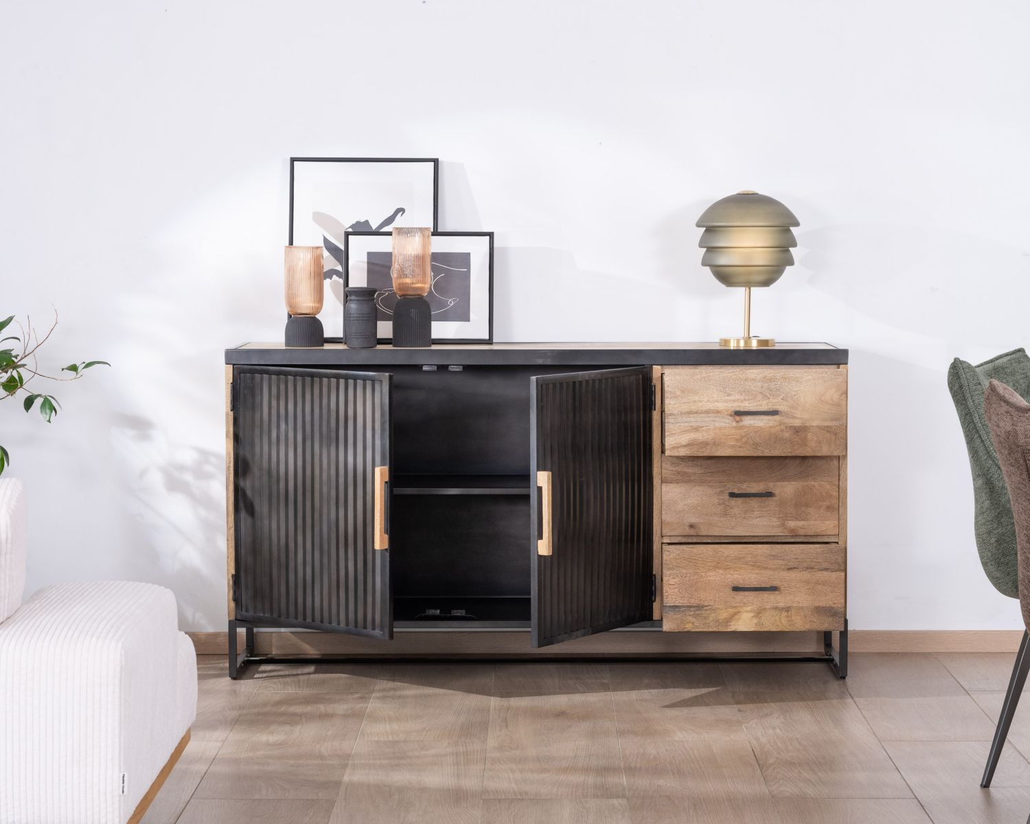 Bahut design 160 cm en manguier et métal cannelé "Kazag"