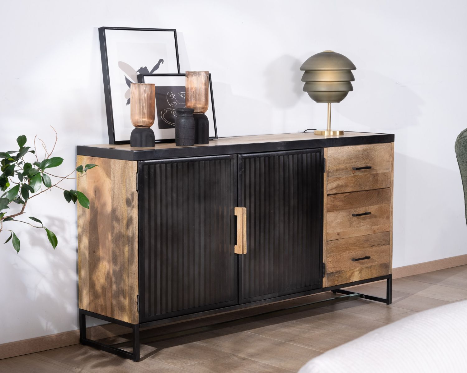 Bahut design 160 cm en manguier et métal cannelé "Kazag"