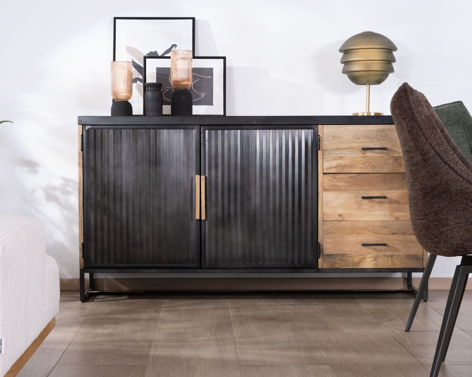 Bahut design 160 cm en manguier et métal cannelé "Kazag"