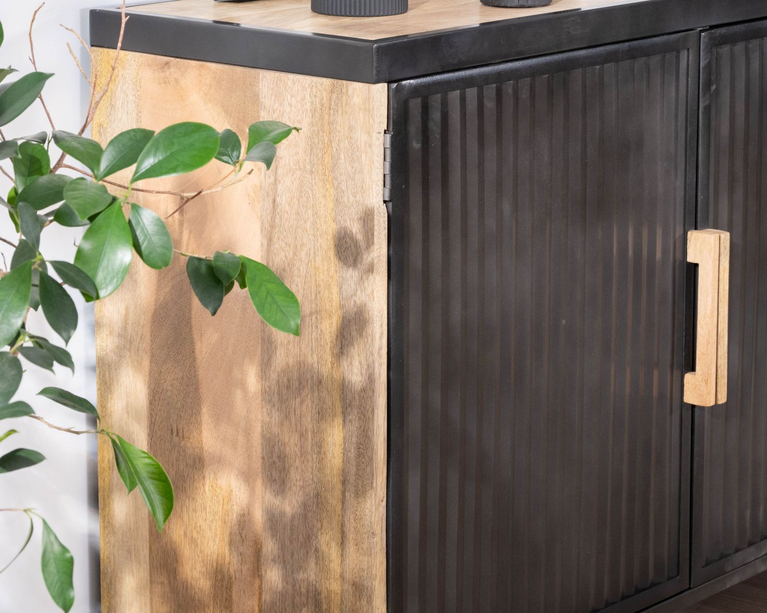 Bahut design 160 cm en manguier et métal cannelé "Kazag"