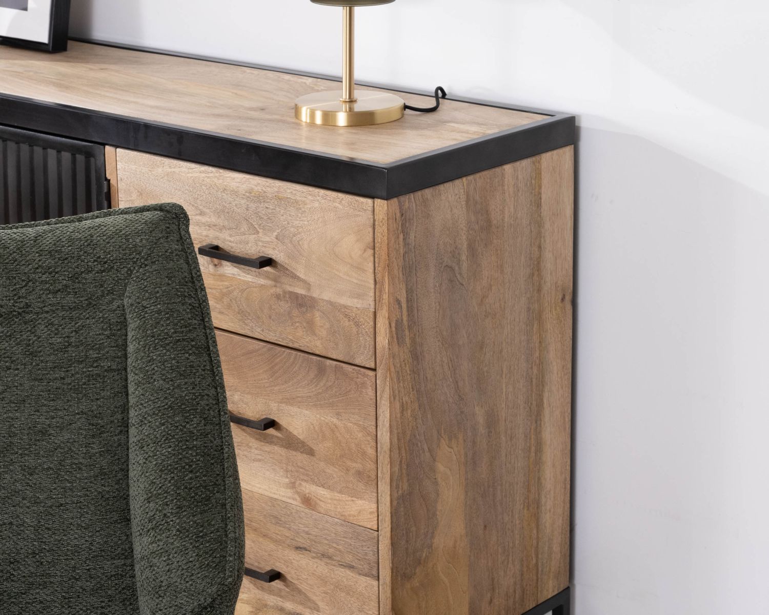 Bahut design 160 cm en manguier et métal cannelé "Kazag"