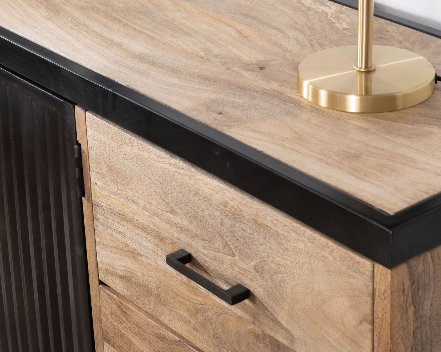 Bahut design 160 cm en manguier et métal cannelé "Kazag"