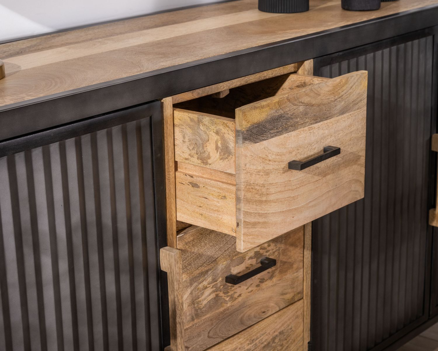 Enfilade industrielle avec façades cannelées et tiroirs "Kazag"