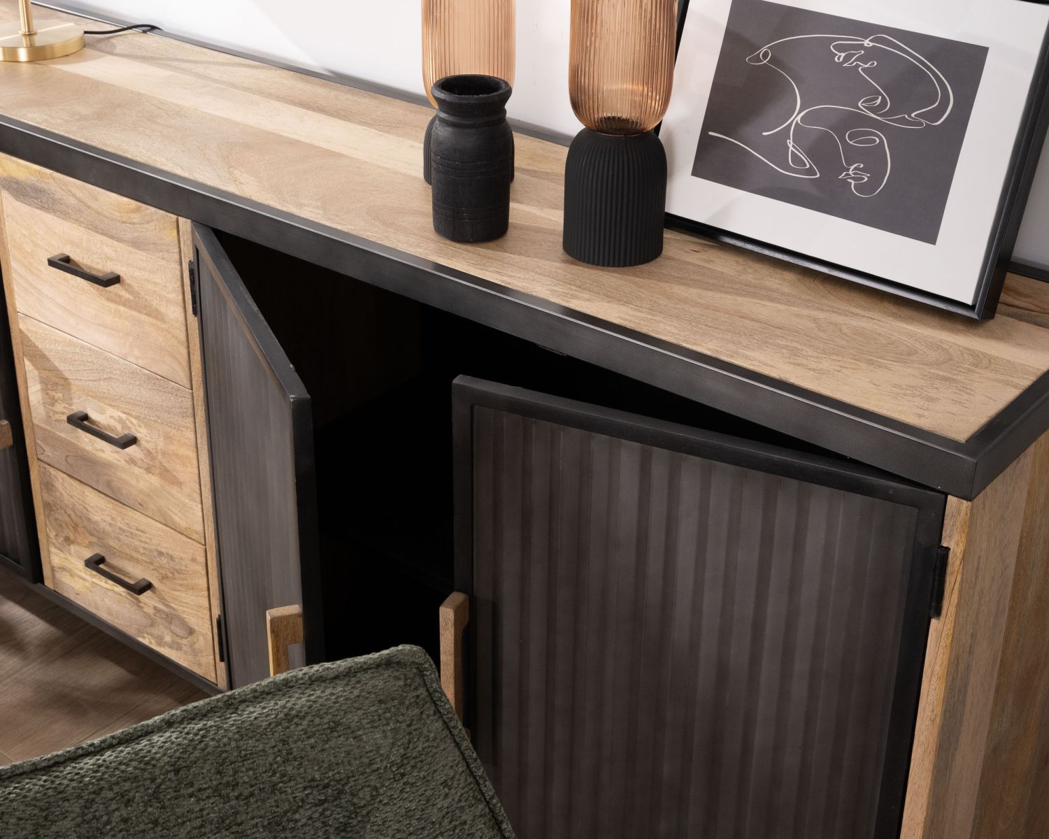 Enfilade industrielle avec façades cannelées et tiroirs "Kazag"