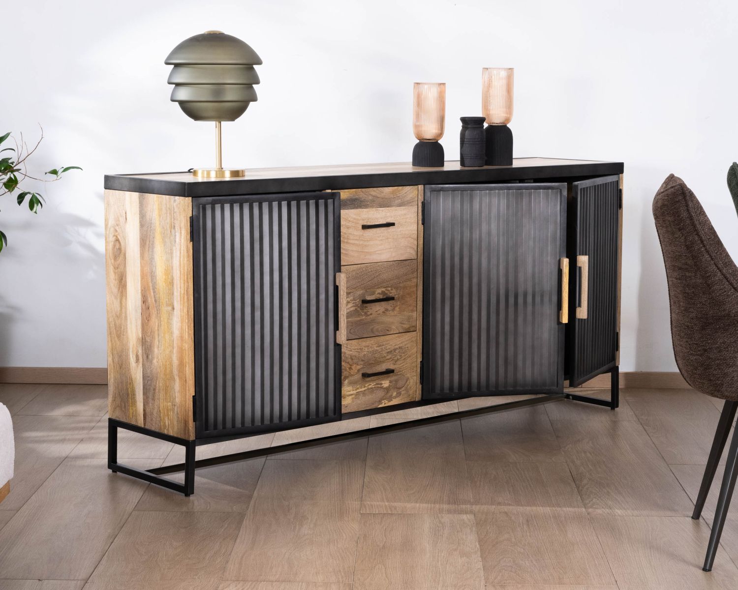 Enfilade industrielle avec façades cannelées et tiroirs "Kazag"