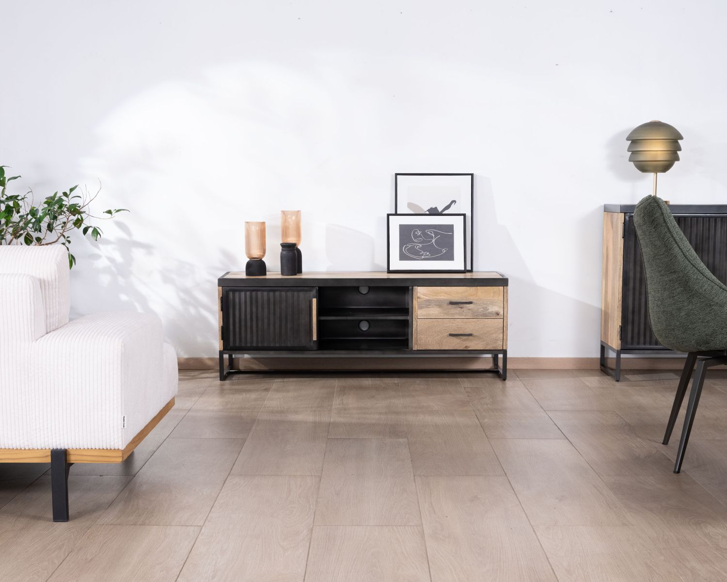 Meuble TV 140 cm en métal cannelé et manguier "Kazag"