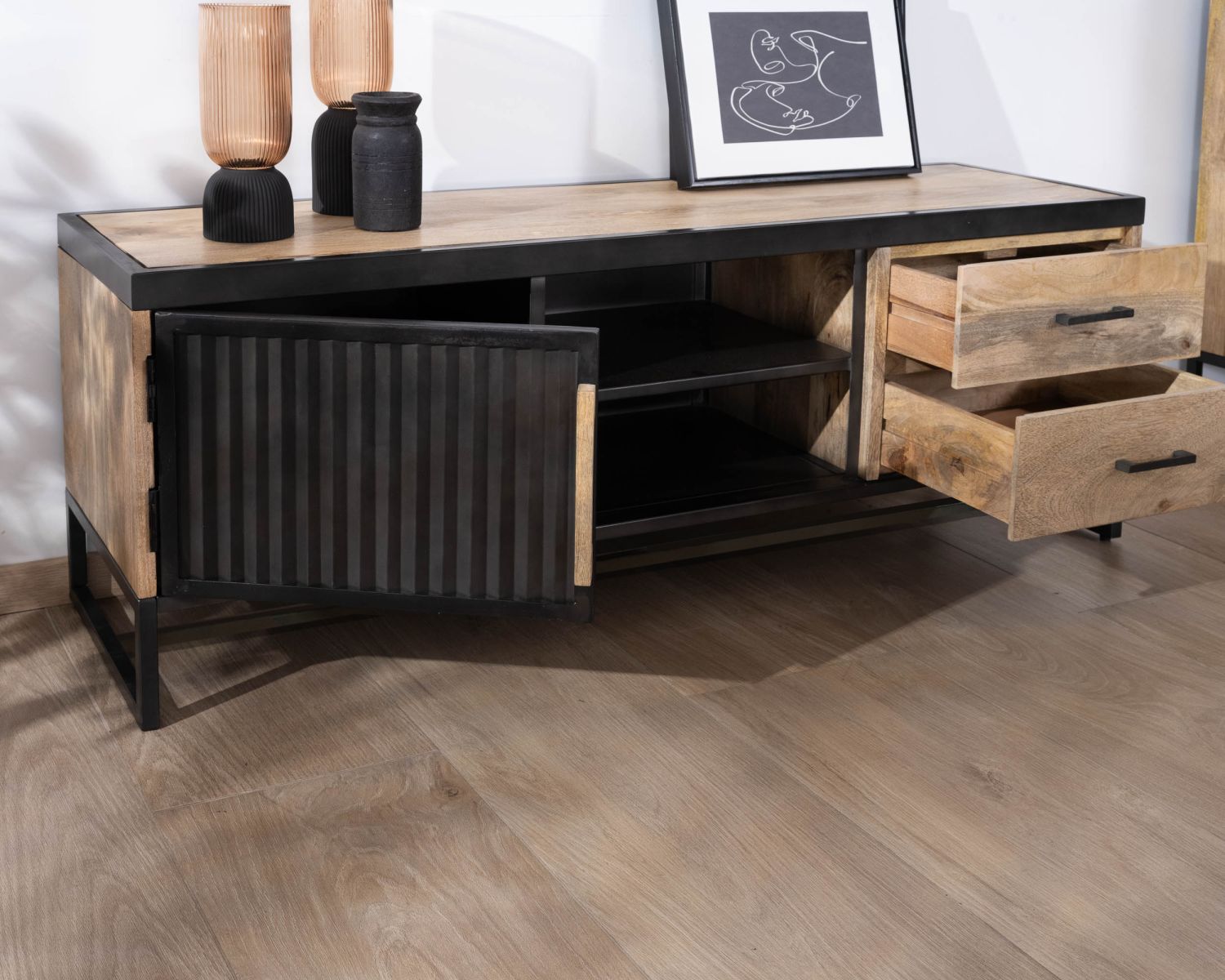 Meuble TV 140 cm en métal cannelé et manguier "Kazag"