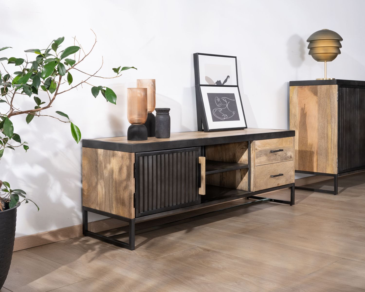 Meuble TV 140 cm en métal cannelé et manguier "Kazag"