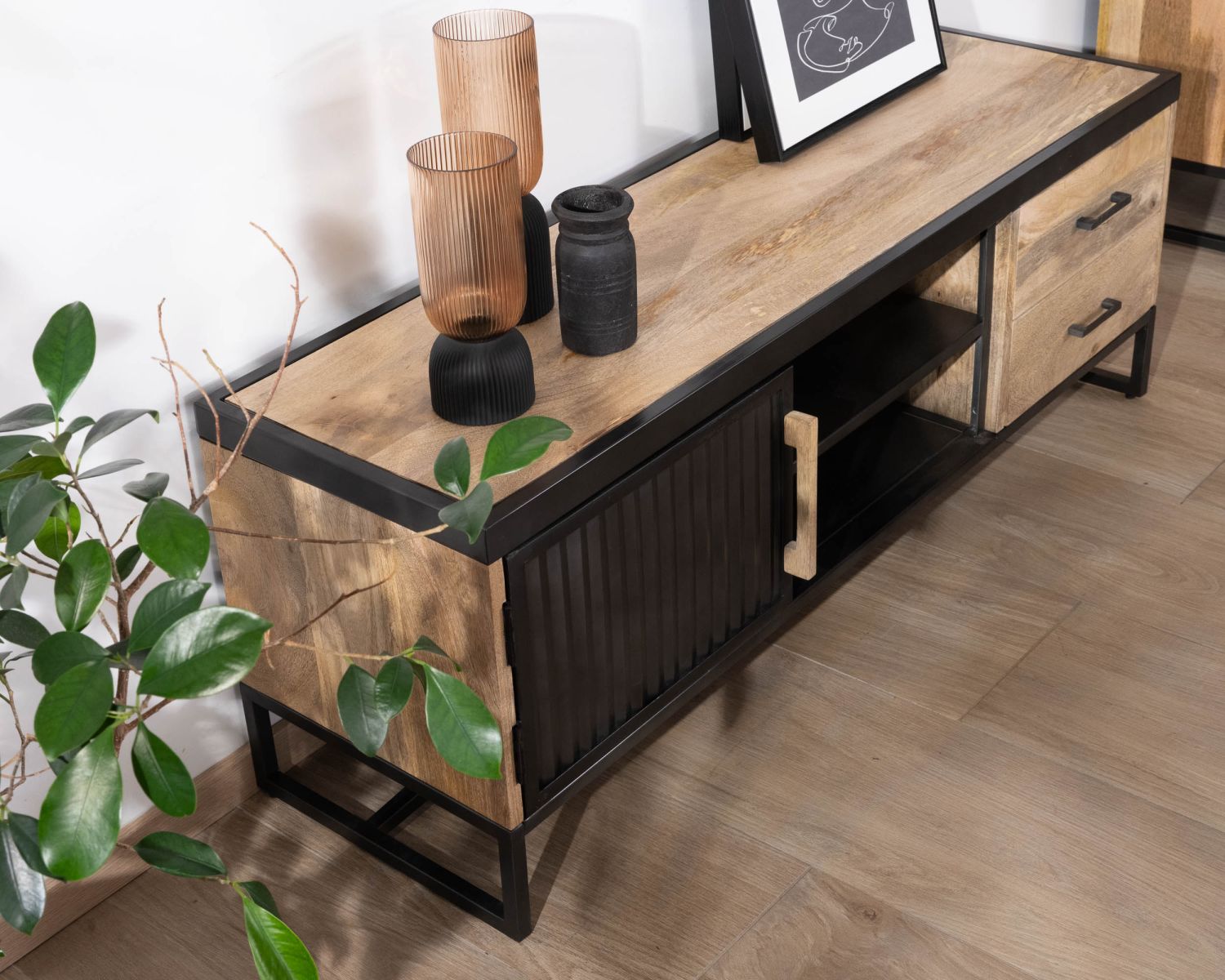 Meuble TV 140 cm en métal cannelé et manguier "Kazag"