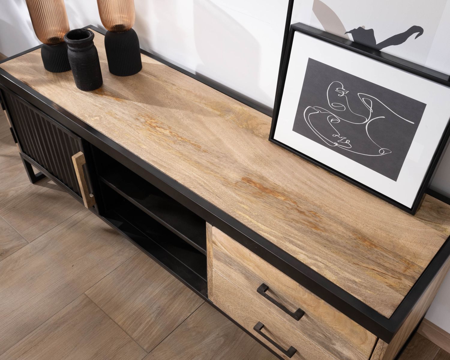 Meuble TV 140 cm en métal cannelé et manguier "Kazag"