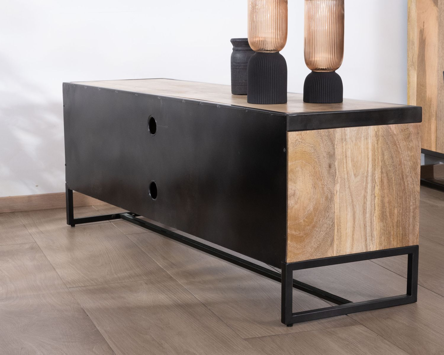 Meuble TV 140 cm en métal cannelé et manguier "Kazag"