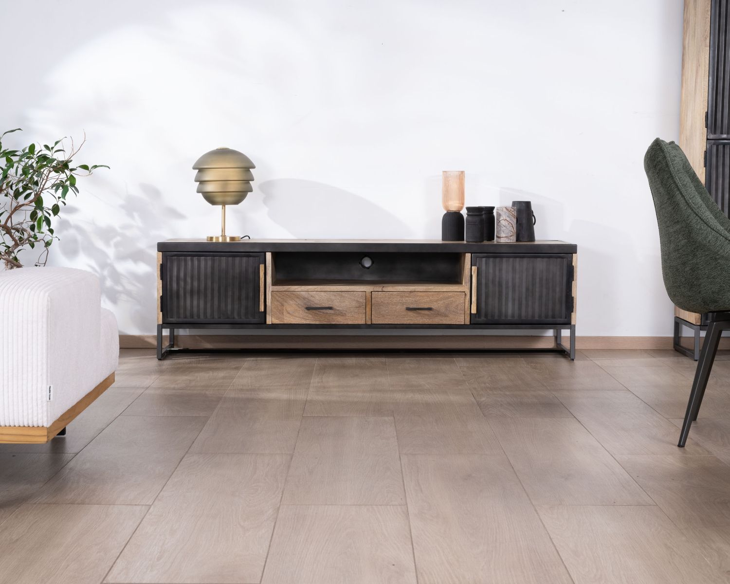 Grand banc télé 180 cm en métal cannelé et manguier "Kazag"