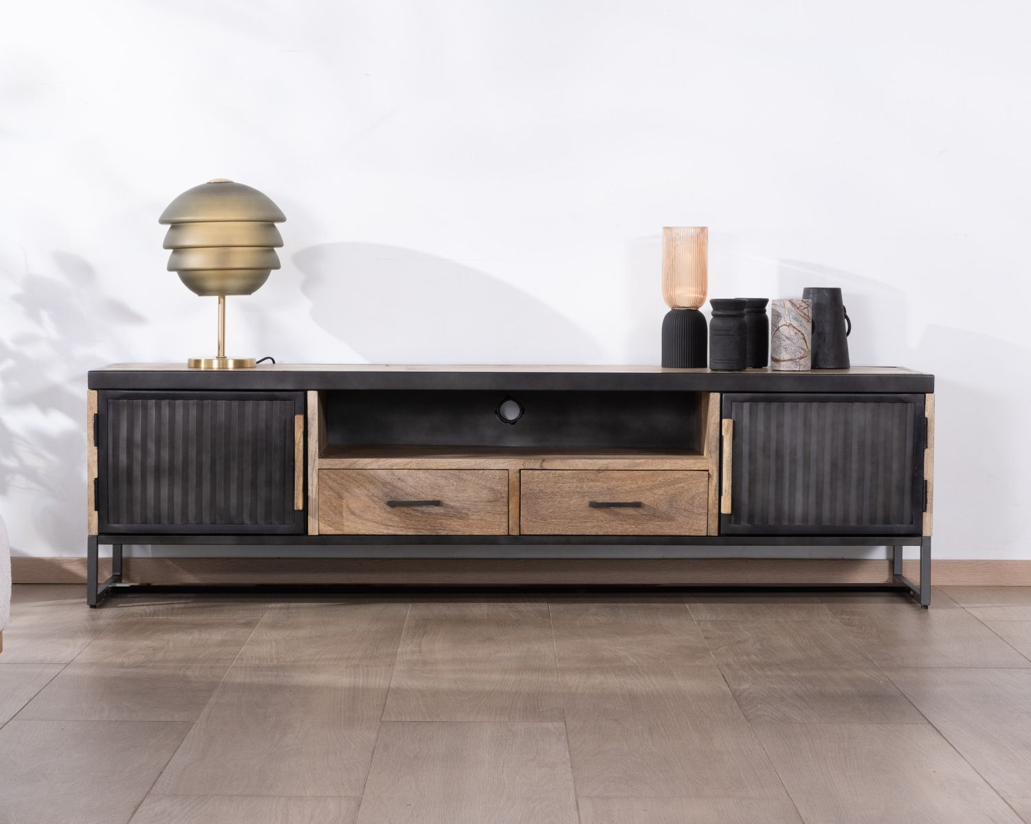 Grand banc télé 180 cm en métal cannelé et manguier "Kazag"