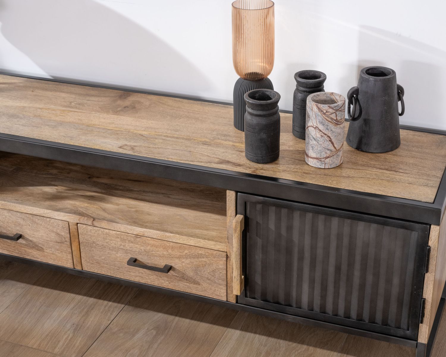 Grand banc télé 180 cm en métal cannelé et manguier "Kazag"